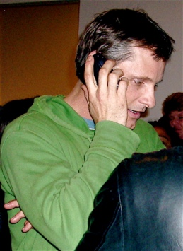 Viggo Mortensen hablando por teléfono